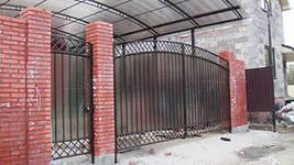Распашные ворота из металлической трубы