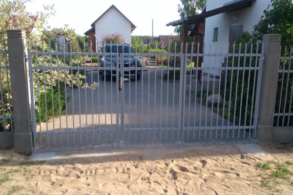 Распашные ворота из металлической трубы