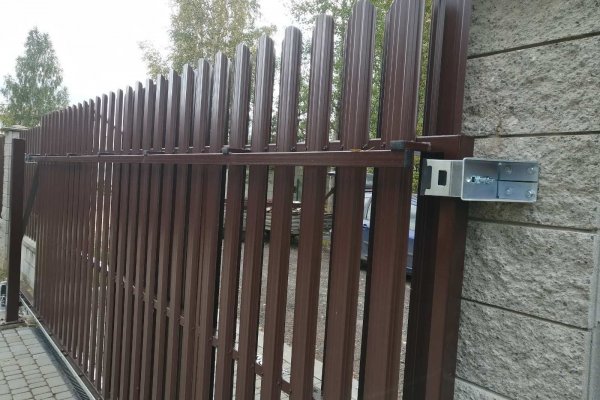 Откатные ворота из металлического штакетника