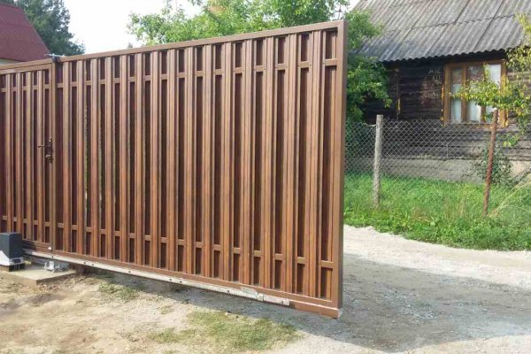 Откатные ворота из металлического штакетника