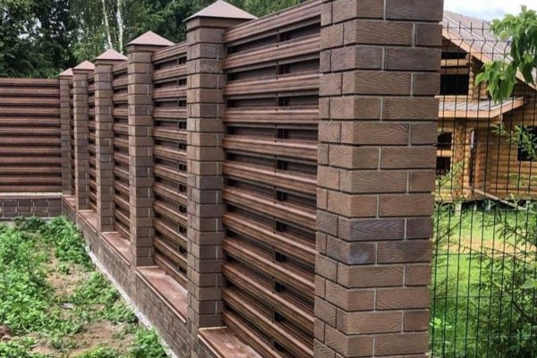 Забор из металлического штакетника